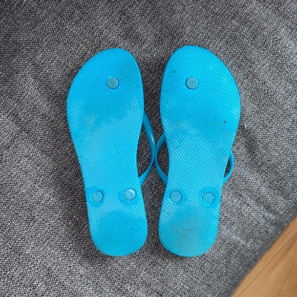 Old Navy Blue Flip Flops - Picture 3 of 3